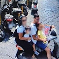 A Napoli famiglie in moto con bambini e senza casco: le foto anche su Google Maps 