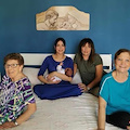 A Sarno una nascita eccezionale, la piccola Santina conosce bisnonna e trisavola: 5 generazioni in un'unica foto 