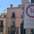 A torso nudo in Piazza Tasso, turista multato a Sorrento