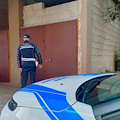 Abusivismo e degrado a Scampia: trovati rifiuti speciali, un cane con orecchie amputate e locali occupati