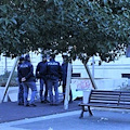 Accampati con cartoni e alcol nella Villa Comunale di Salerno: fermati e allontanati tre stranieri e una donna 