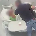 Arezzo, maltratta l'anziana madre in ospedale: le telecamere lo incastrano 
