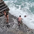 Bagno fuori stagione a Positano: gruppo di ragazzi si tuffa dalla banchina nonostante il divieto 