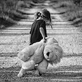 Bimba di 5 anni sola in strada a Mondragone: sarebbe stata abbandonata dai genitori