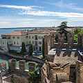 Boom di turisti a Sirmione: il Comune valuta di introdurre un ticket di ingresso 
