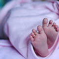 Calci, pugni e schiaffi ad una bimba 9 mesi a Milano: arrestato il compagno della madre 