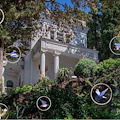 Capri, installazione site-specific con circa 200 uccelli sospesi a Villa Lysis 
