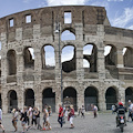 Colosseo, turista incide dedica alla fidanzata con le chiavi. Gualtieri: "Gesto incivile ed insensato"