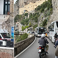 Costiera Amalfitana paralizzata: lunghe code e ambulanza bloccata tra Amalfi e Castiglione