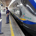 Follia a Napoli Centrale: morde un addetto alla sicurezza e aggredisce i poliziotti