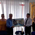 Furore: il dottor Cesare Sormani va in pensione, per ringraziarlo un quadro in ceramica col Fiordo
