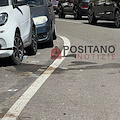 Grave incidente nella notte ad Amalfi: scooter travolto da un’auto, feriti due giovani