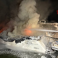 Imbarcazione in fiamme a Palazzolo dello Stella, muore una turista. Il marito elitrasportato in ospedale