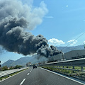 Incendio di rifiuti a Scafati, colonna di fumo nero visibile a km di distanza