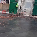 Maiori, asse di legno si stacca da un'impalcatura e cade in strada. Nessun ferito 