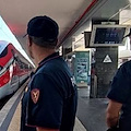 Napoli Centrale, arrestato 26enne per minacce e resistenza: brandiva bottiglia rotta e coltello