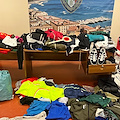 Napoli, vendeva capi d’abbigliamento con marchi contraffatti al mercato: denunciato