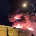 Paura nella notte a Nocera Superiore, maxi incendio in un capannone industriale 