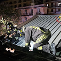 Paura nella notte a Salerno, fiamme da un sottotetto: intervengono i vigili del fuoco 