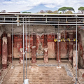 Pompei continua a stupire: emerge sala affrescata con iniziazione ai misteri e corte di Dioniso 
