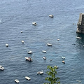Positano, chiazze d’olio in mare: indignazione per lo scempio ambientale