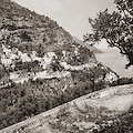 Positano dall’alto: la foto di Edizioni Brogi che immortala la nascita della strada amalfitana