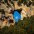Positano, la Luna nel Buco di Montepertuso: la magia catturata dall'obiettivo di Fabio Fusco