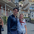 Positano, tra i turisti spunta il cantante Matteo Bocelli: sorrisi e foto ricordo con i fan