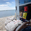 «Posso vedere il mare per l'ultima volta?» e l'ambulanza si ferma sulla spiaggia