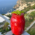 Regina Barba rinnova l’antico rito delle conserve di pomodoro a Positano