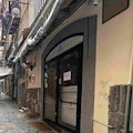 Ristoranti abusivi e tende irregolari a Napoli: figli di un esercente minacciano con armi agli agenti durante il sequestro 