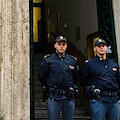 Roma, giovane tenta di gettarsi dal Ponte del Gelsomino: due agenti evitano la tragedia 