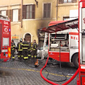 Roma, incendio devasta una storica pasticceria: proprietario salvato dai vigili del fuoco 