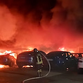 Roma, incendio nella notte in una concessionaria Tesla: distrutte 17 auto 