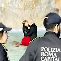 Roma, sposi ballano nella fontana di Trevi appena restaurata: “Per farlo in regola 3000 euro, meglio i 450 di multa”