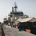 Salerno, attraccata la nave Sea Watch: a bordo 71 migranti, sospetti casi di vaiolo 