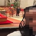 Selfie davanti alla salma di Papa Francesco: indignazione e polemiche in Vaticano