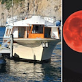 "Serate Stellari" a bordo della Scorfanella: l'eclissi totale di Luna illumina Punta Campanella