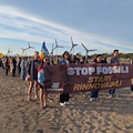 “Stop fossili, Start rinnovabili”: oltre 300 attivisti in catena umana per il clima