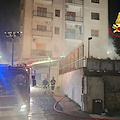 Tragedia sfiorata a Cava de' Tirreni, esplodono bombole di gas durante incendio: feriti tre vigili del fuoco 