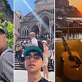 Ultimo innamorato della Costiera: «Ma che andiamo a fare all’estero?». Per il cantante tappa ad Amalfi e Pontone 