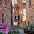 Vacanze estive in Italia, 3 italiani su 4 hanno scelto di visitare i piccoli borghi. Santanché: "Gemme preziose"