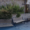Vandali a Vico Equense, danneggiate le panchine nella piazzetta: si indaga per risalire ai responsabili 
