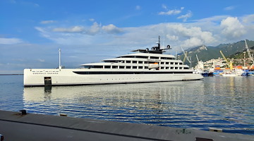 A Salerno riecco il mega yacht di lusso "Emerald Sakara": una settimana a bordo costa 24mila euro