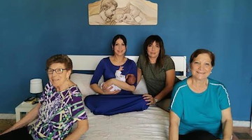 A Sarno una nascita eccezionale, la piccola Santina conosce bisnonna e trisavola: 5 generazioni in un'unica foto 