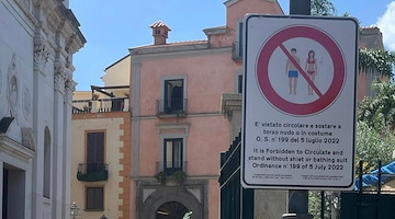 A torso nudo in Piazza Tasso, turista multato a Sorrento