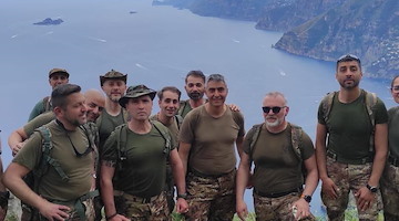 Agerola–Positano in assetto tattico: militari e volontari CRI lungo il Sentiero degli Dei