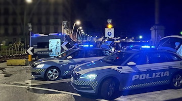 Aggredisce gli agenti in piazza Garibaldi: arrestato giovane con coltello