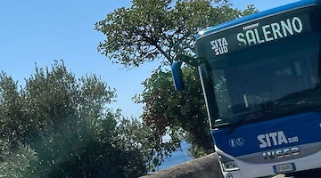 Aggredisce personale SITA pur di salire a bordo del bus Napoli-Salerno: si indaga 
