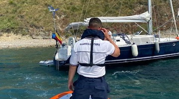 Agropoli, vela straniera incagliata sul fondale: salvi i 4 a bordo